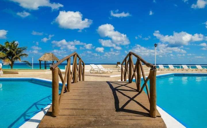 Beachfront Apartments Канкун Екстериор снимка