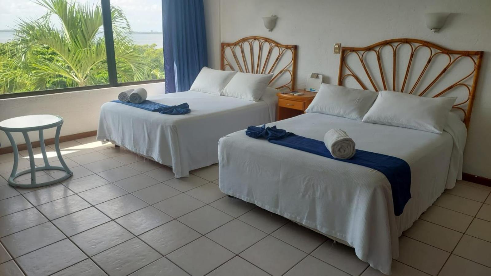 Beachfront Apartments Канкун Екстериор снимка