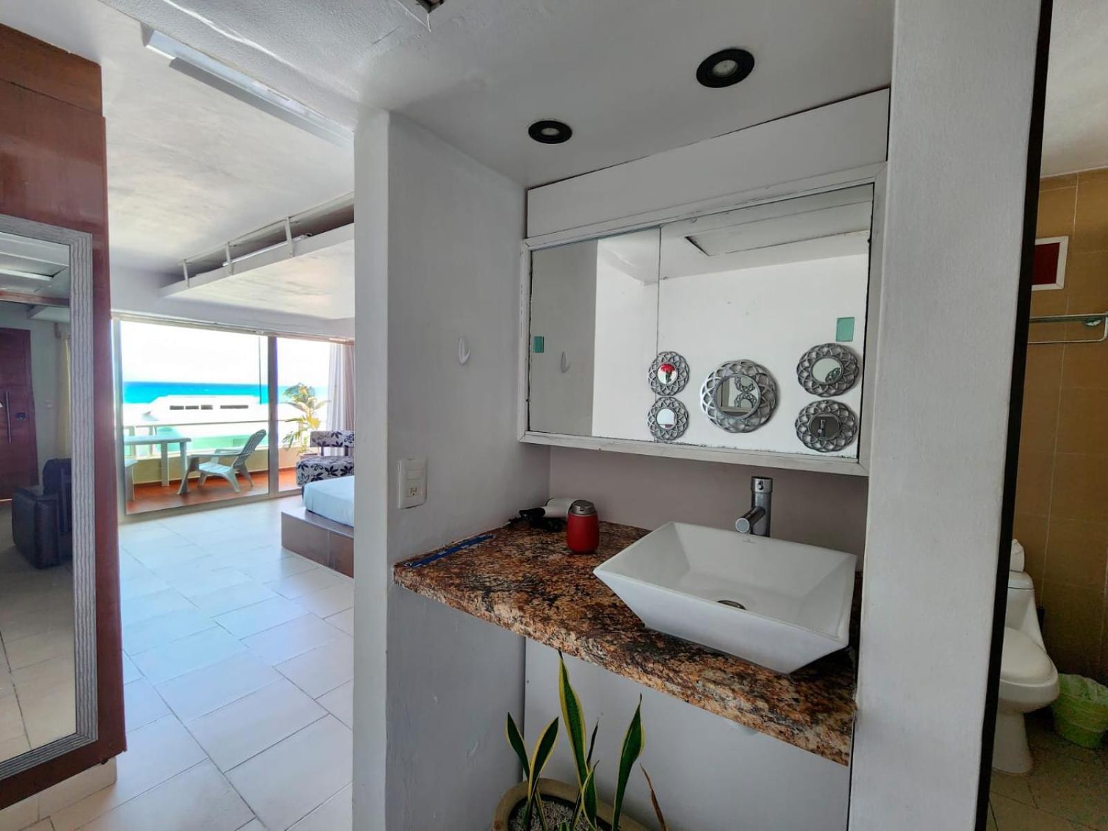 Beachfront Apartments Канкун Екстериор снимка