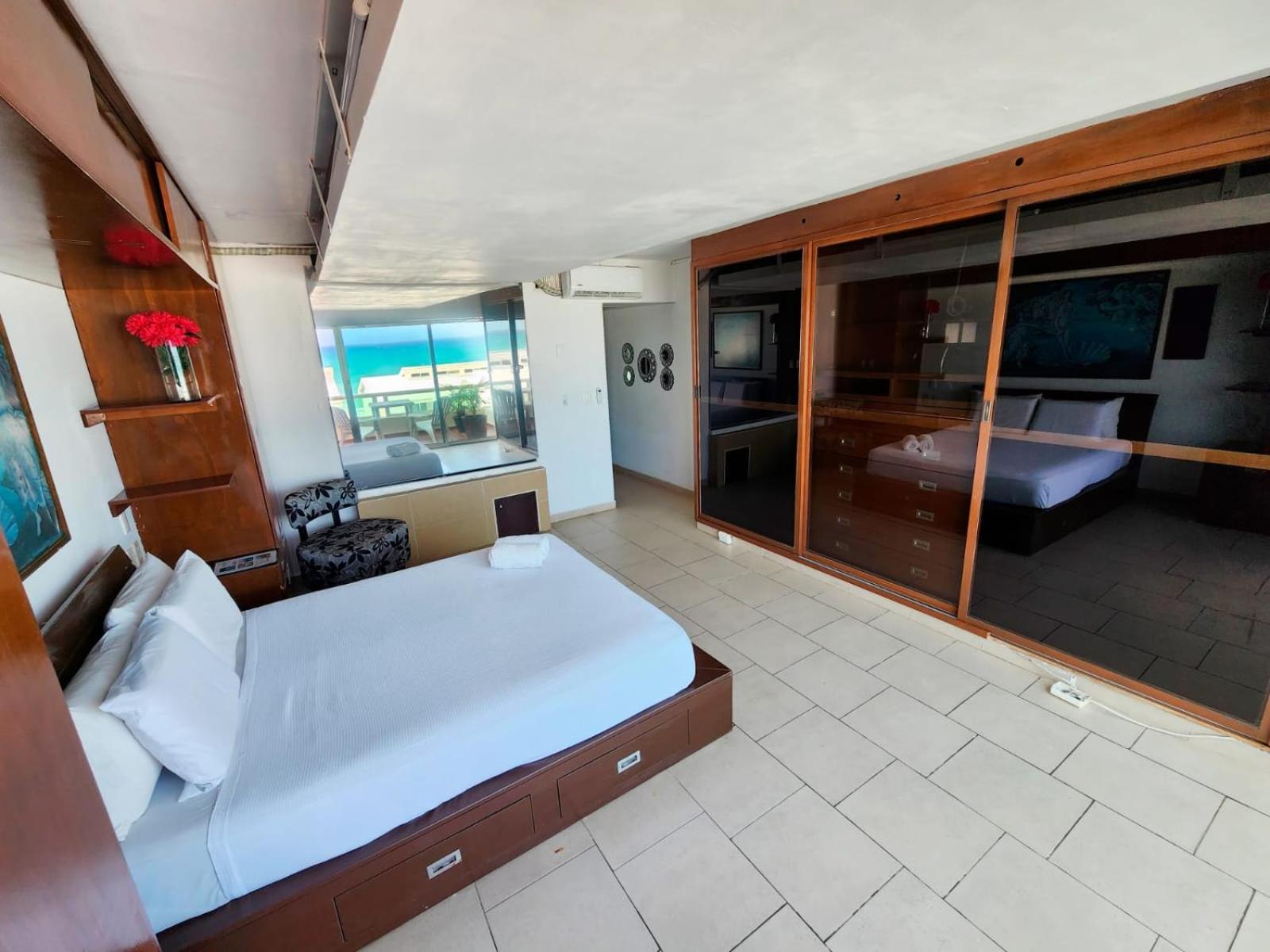 Beachfront Apartments Канкун Екстериор снимка