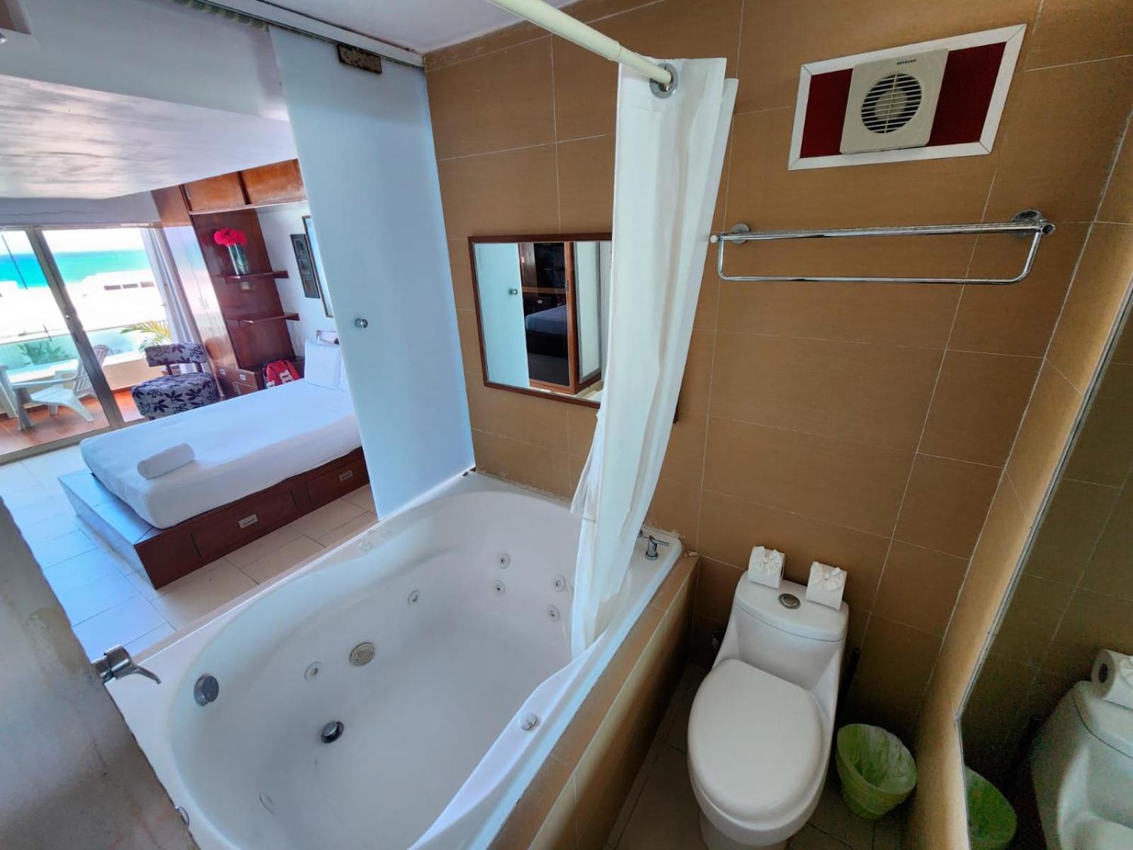 Beachfront Apartments Канкун Екстериор снимка