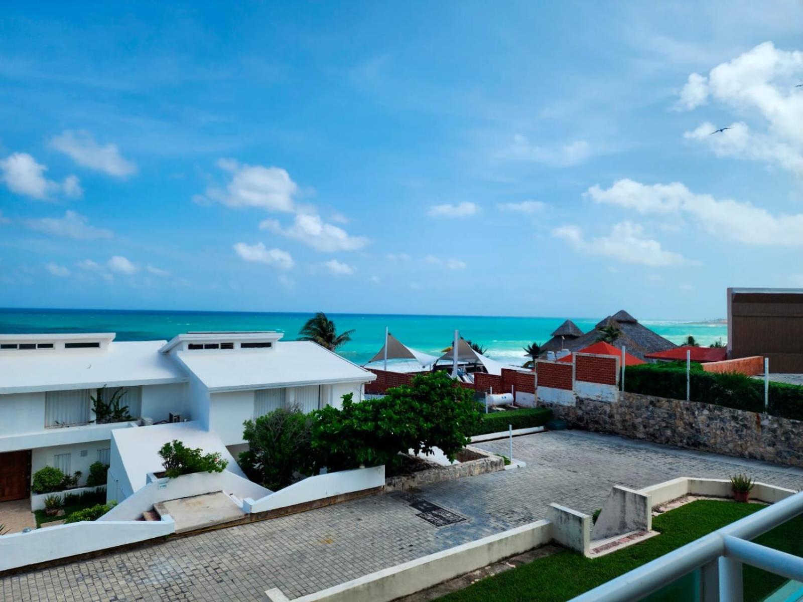 Beachfront Apartments Канкун Екстериор снимка
