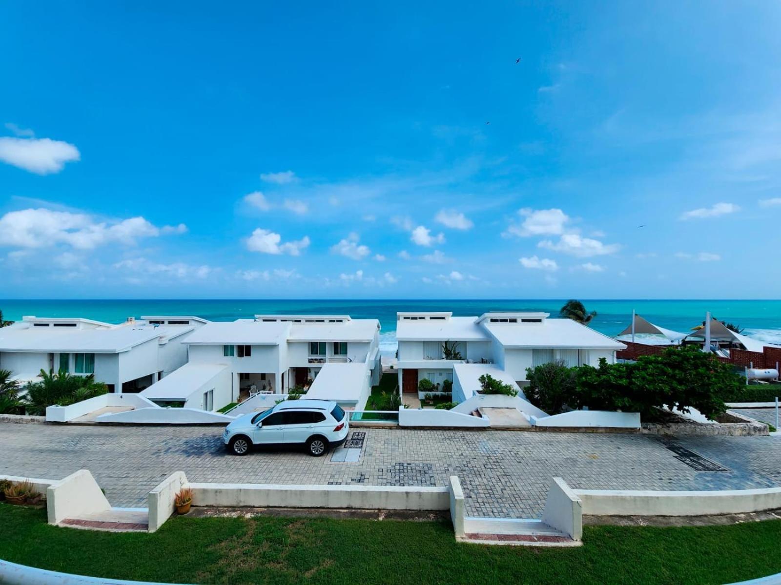 Beachfront Apartments Канкун Екстериор снимка