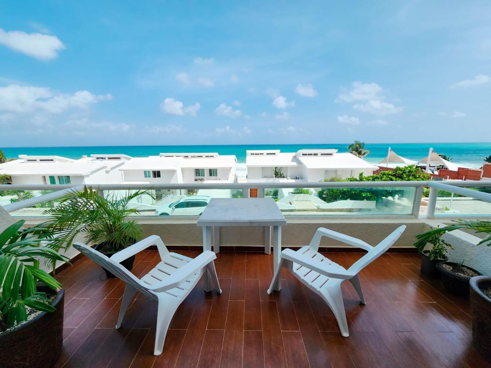 Beachfront Apartments Канкун Екстериор снимка