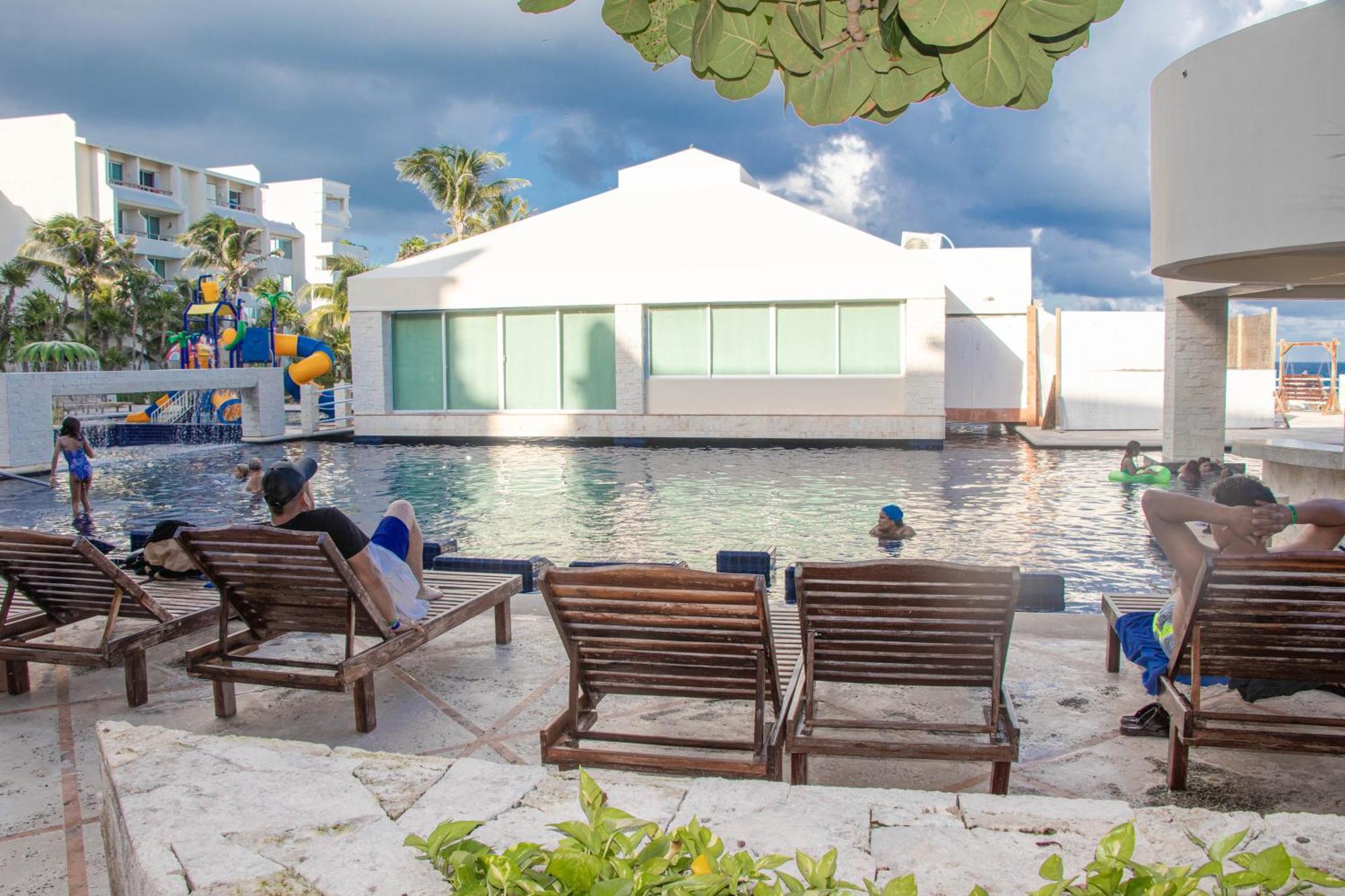Beachfront Apartments Канкун Екстериор снимка