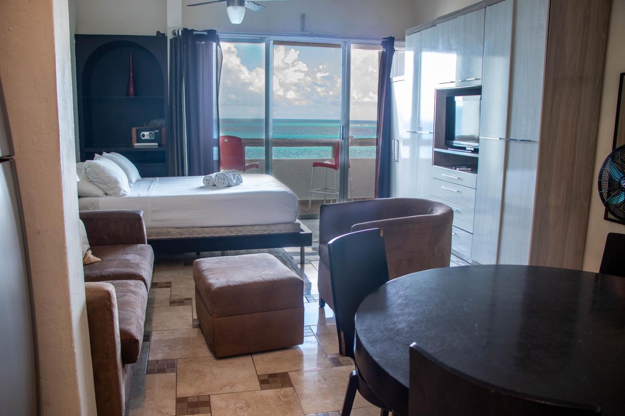 Beachfront Apartments Канкун Екстериор снимка