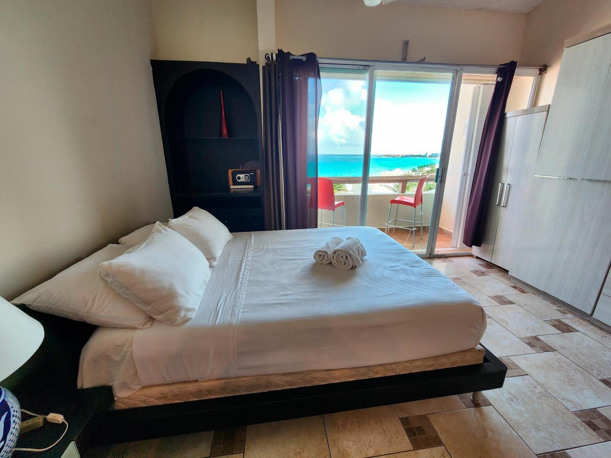 Beachfront Apartments Канкун Екстериор снимка