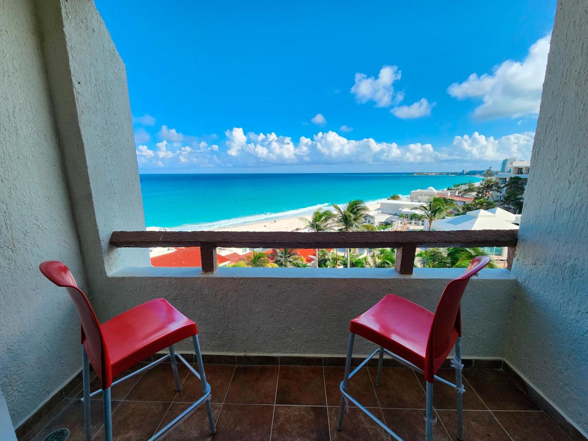 Beachfront Apartments Канкун Екстериор снимка