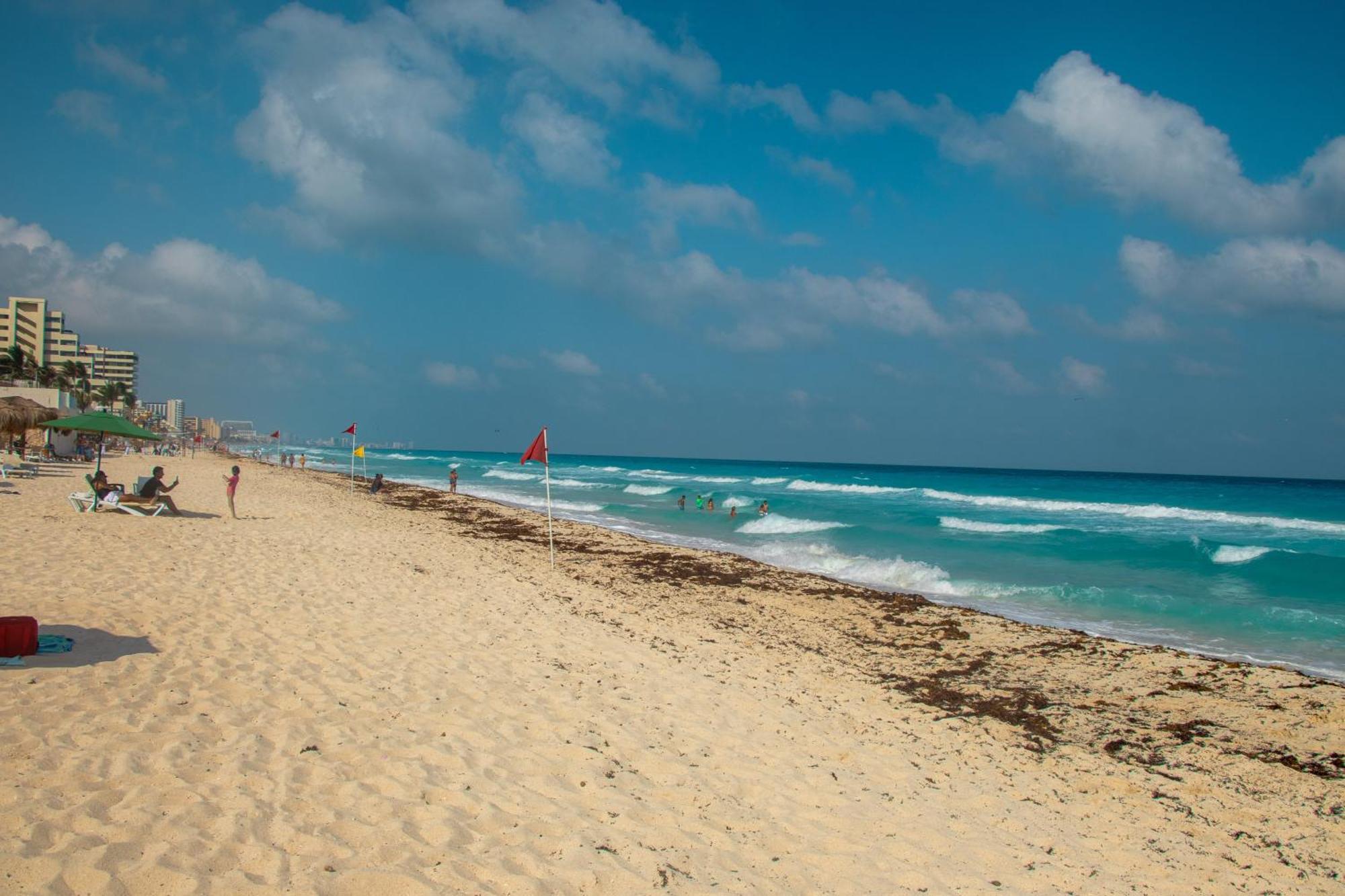 Beachfront Apartments Канкун Екстериор снимка