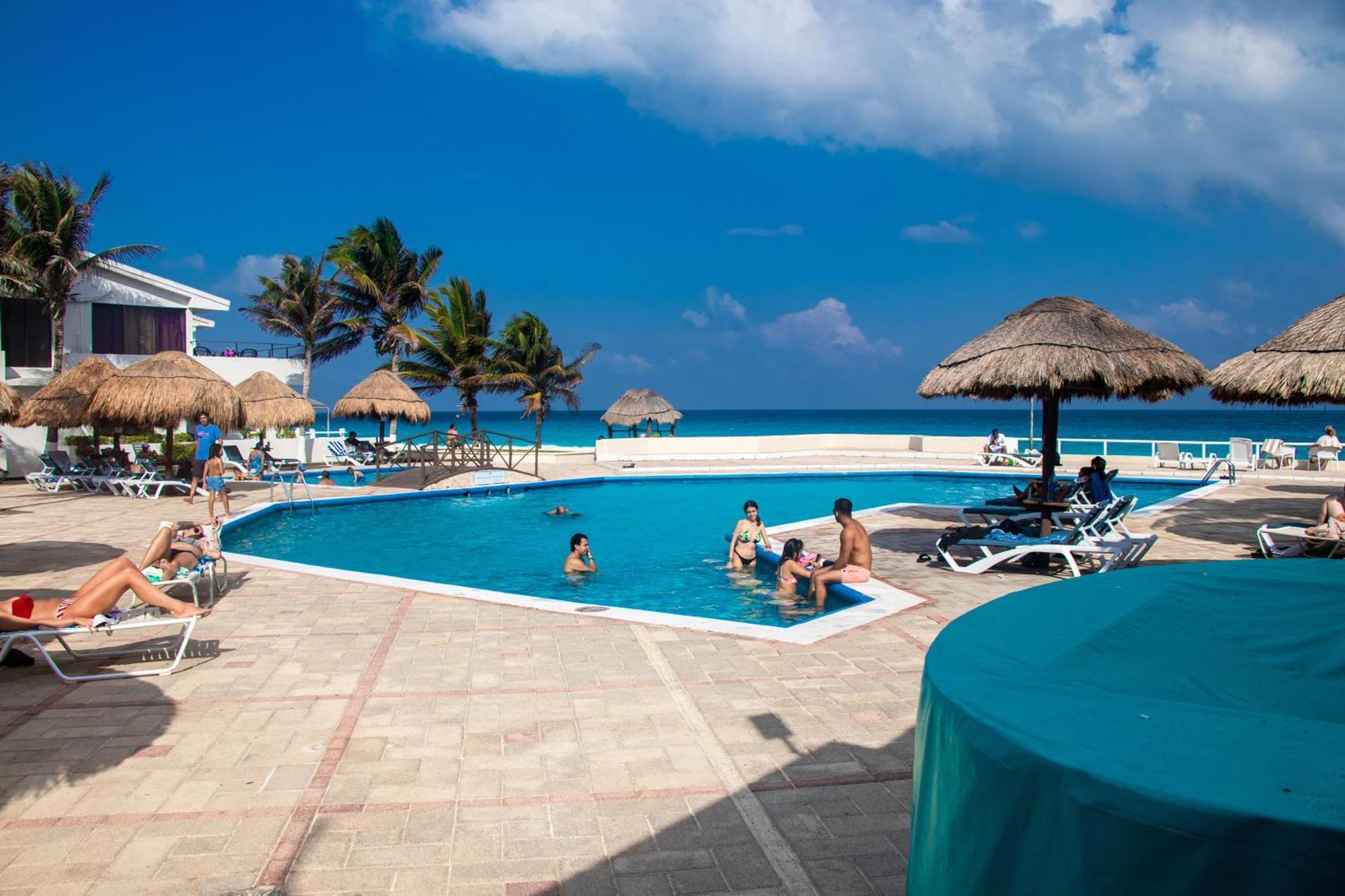 Beachfront Apartments Канкун Екстериор снимка