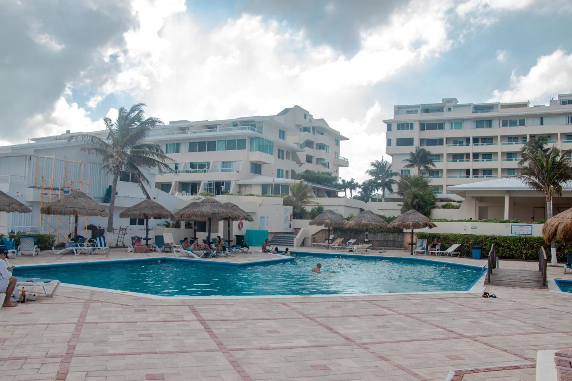 Beachfront Apartments Канкун Екстериор снимка