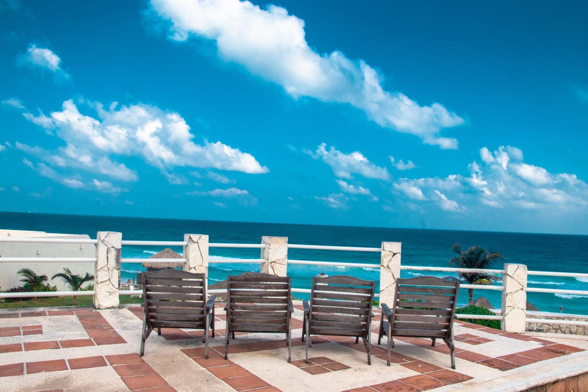 Beachfront Apartments Канкун Екстериор снимка