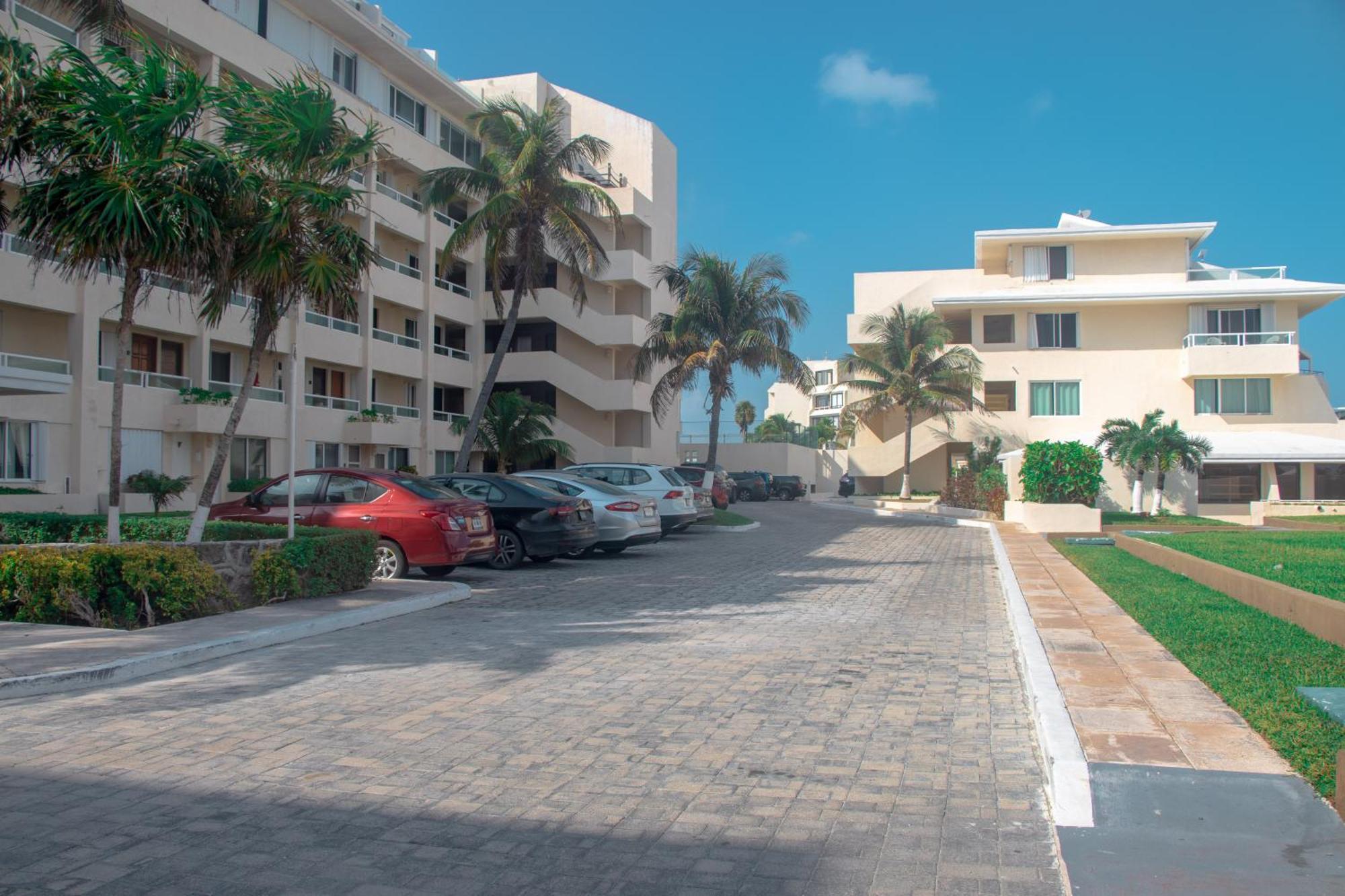Beachfront Apartments Канкун Екстериор снимка