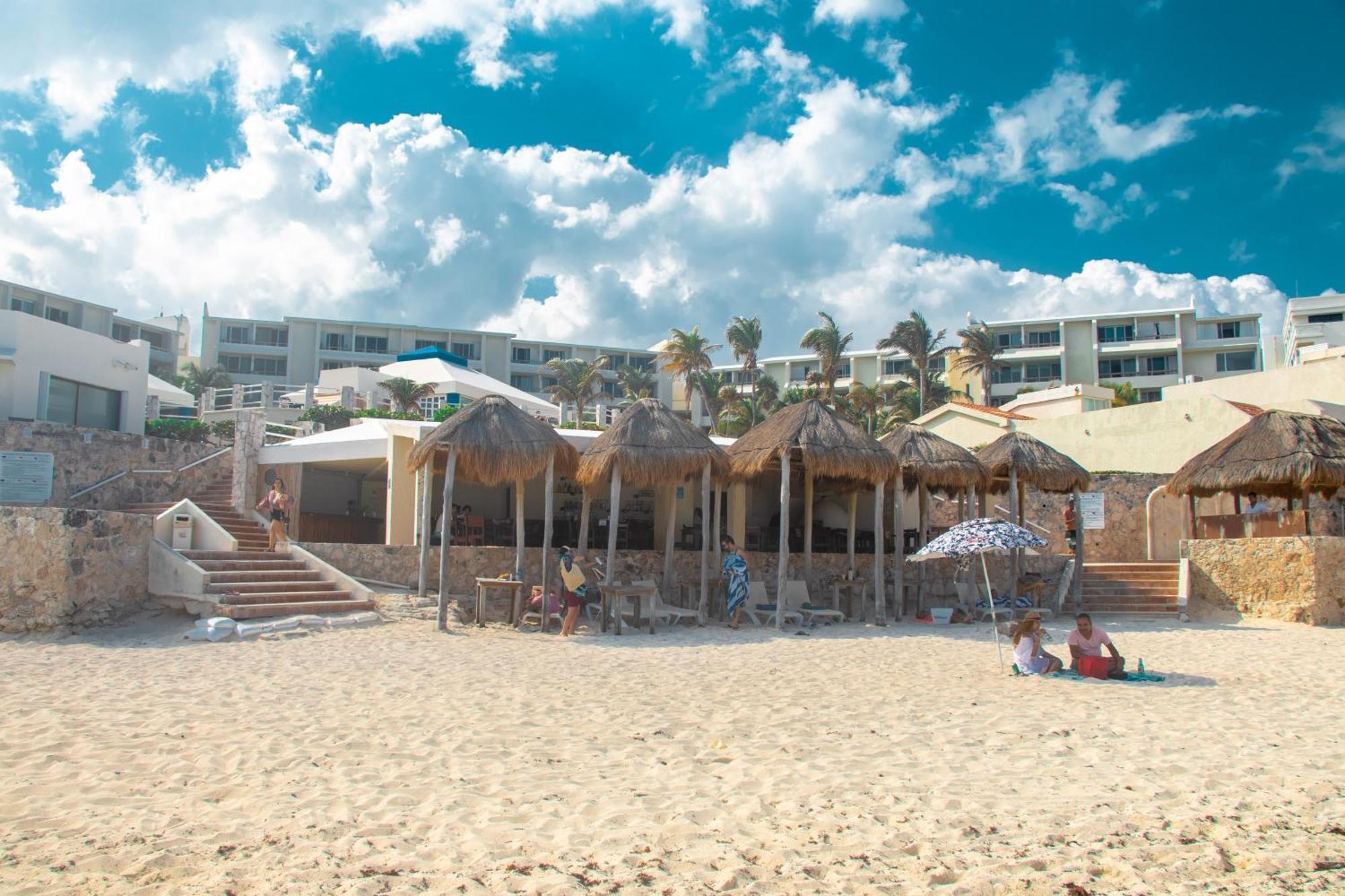 Beachfront Apartments Канкун Екстериор снимка