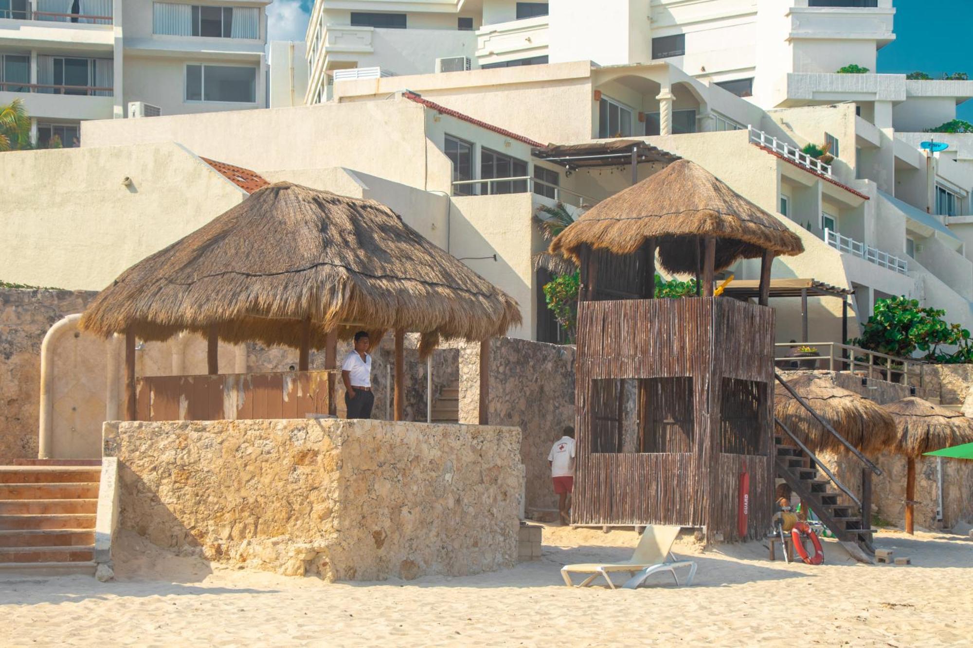 Beachfront Apartments Канкун Екстериор снимка