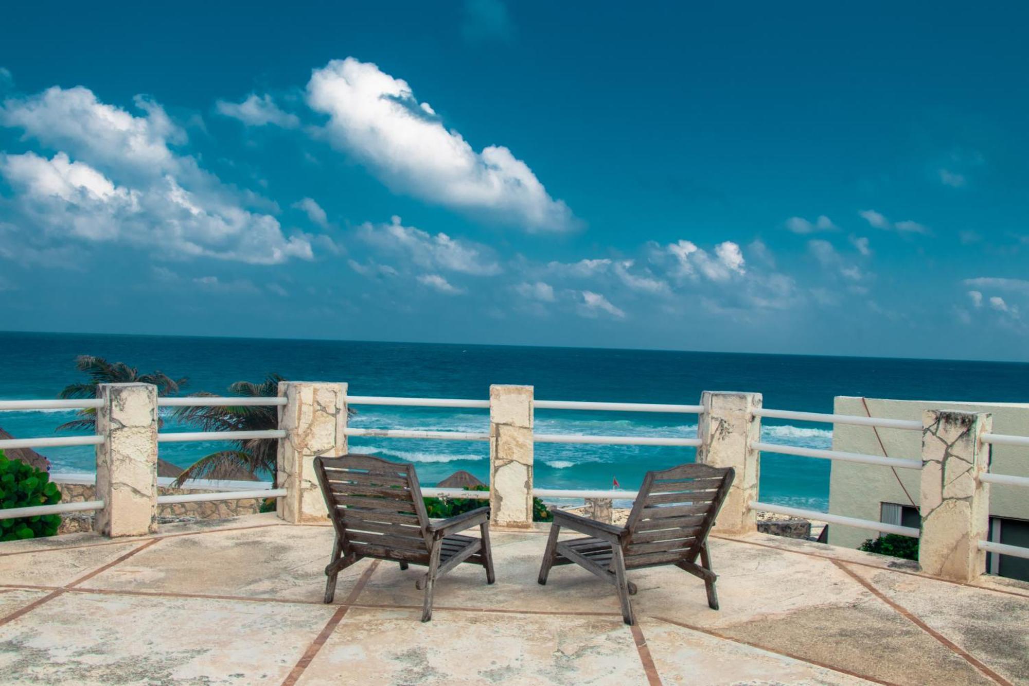 Beachfront Apartments Канкун Екстериор снимка
