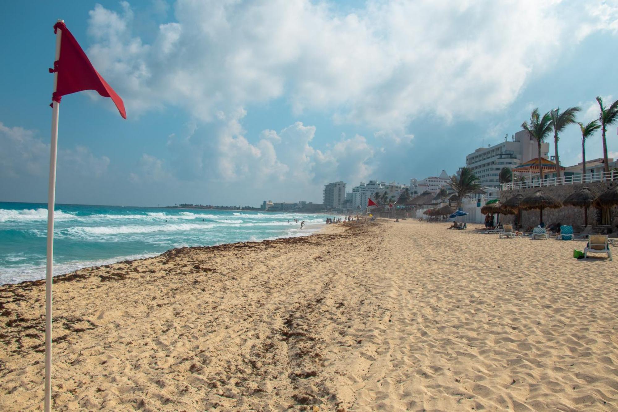 Beachfront Apartments Канкун Екстериор снимка