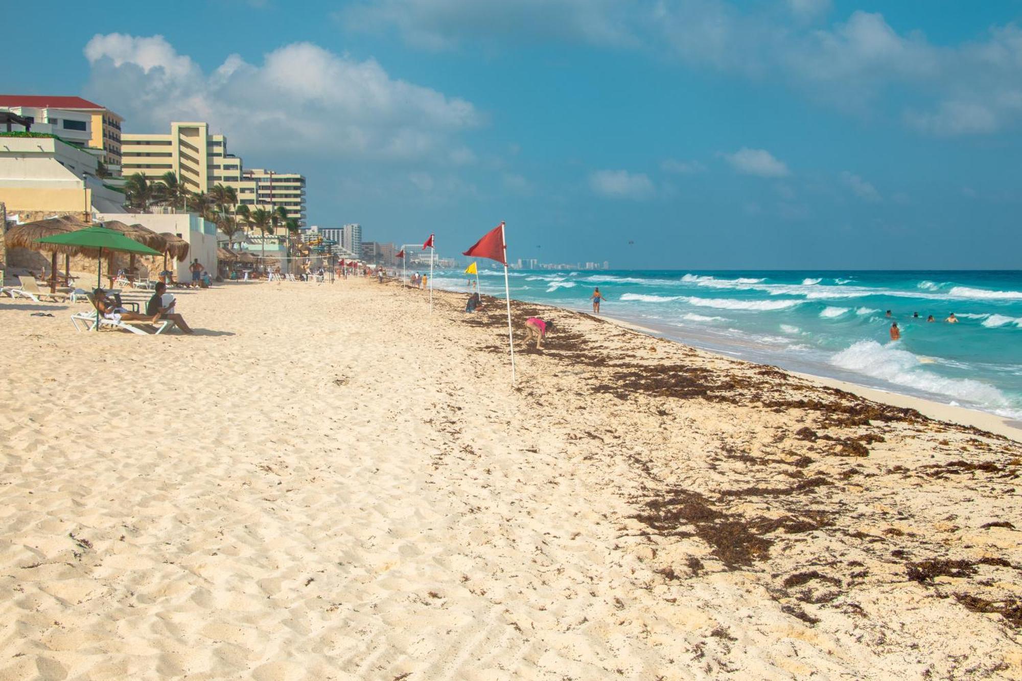 Beachfront Apartments Канкун Екстериор снимка
