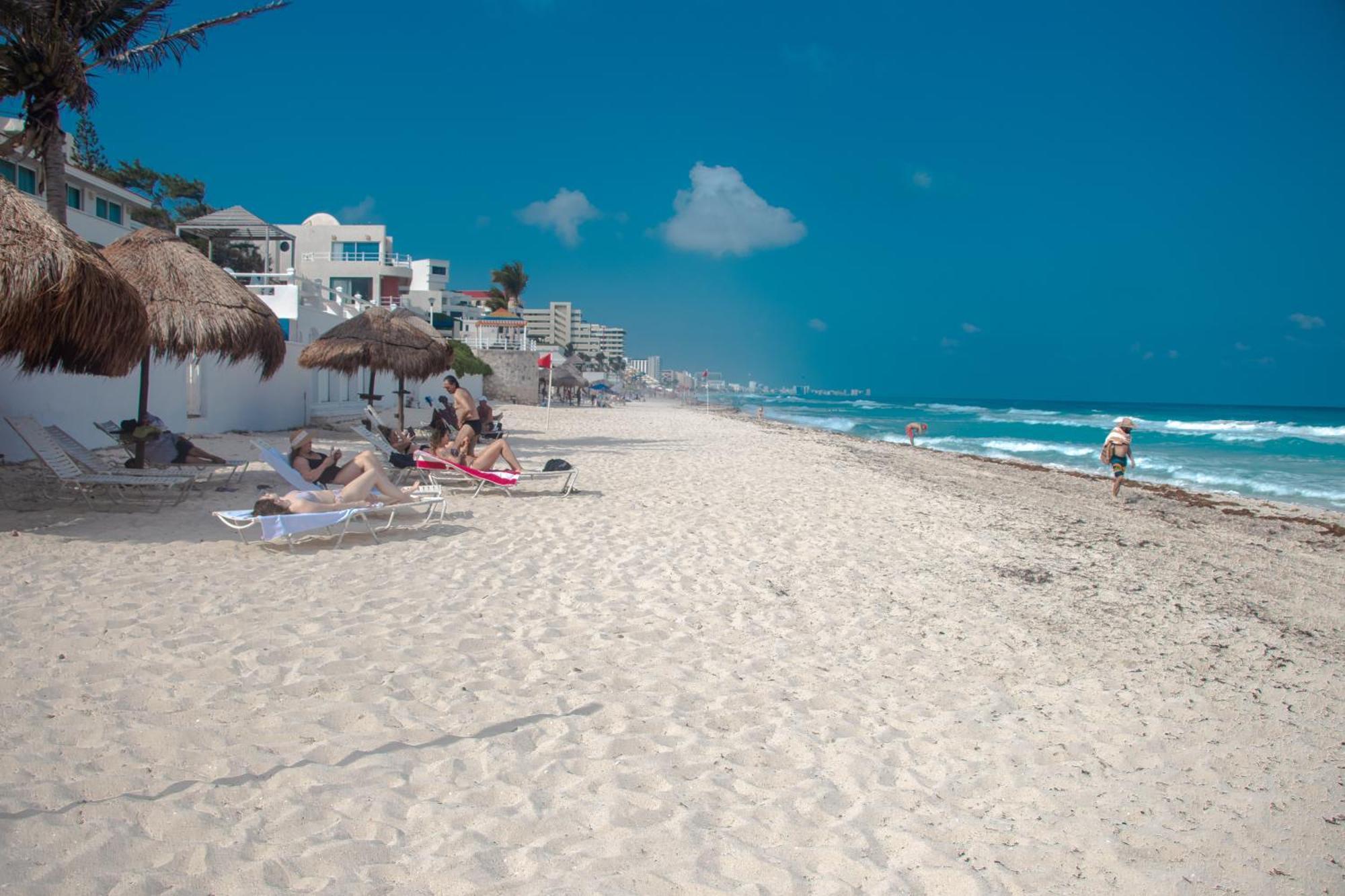 Beachfront Apartments Канкун Екстериор снимка