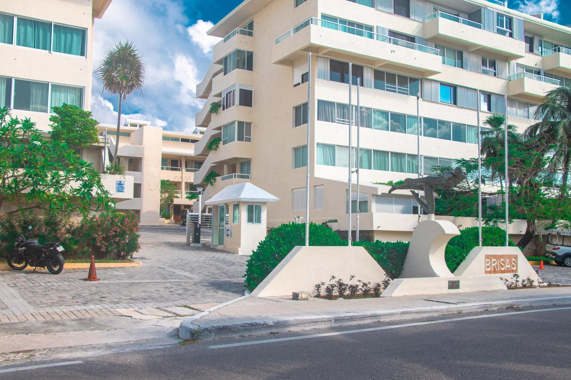 Beachfront Apartments Канкун Екстериор снимка