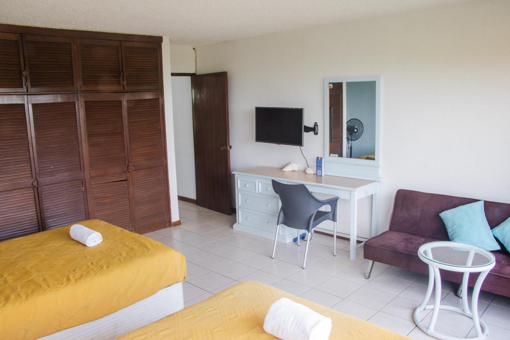 Beachfront Apartments Канкун Стая снимка