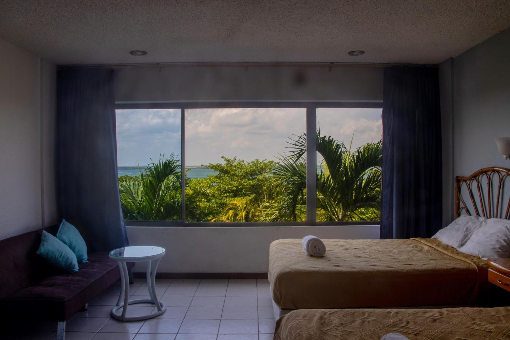 Beachfront Apartments Канкун Стая снимка