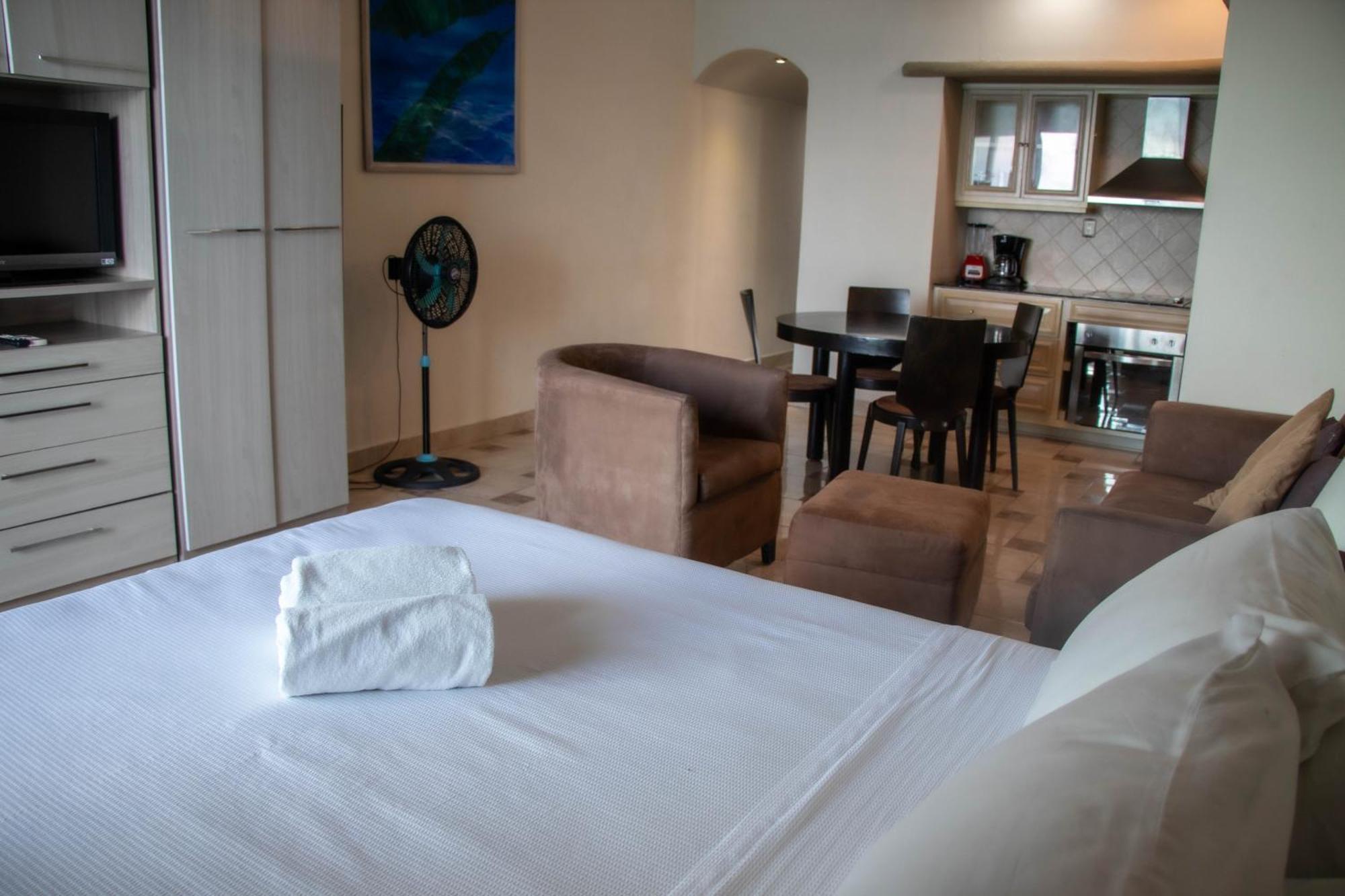Beachfront Apartments Канкун Стая снимка