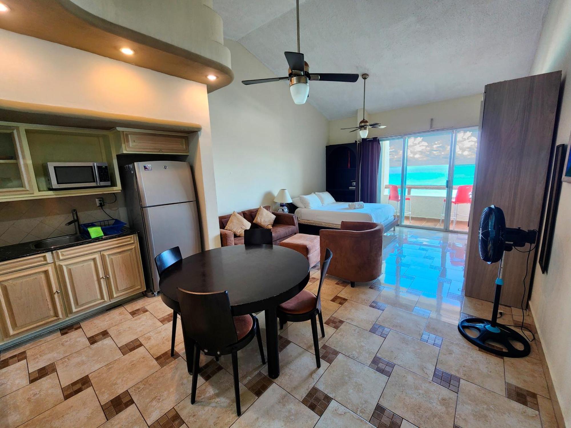 Beachfront Apartments Канкун Стая снимка