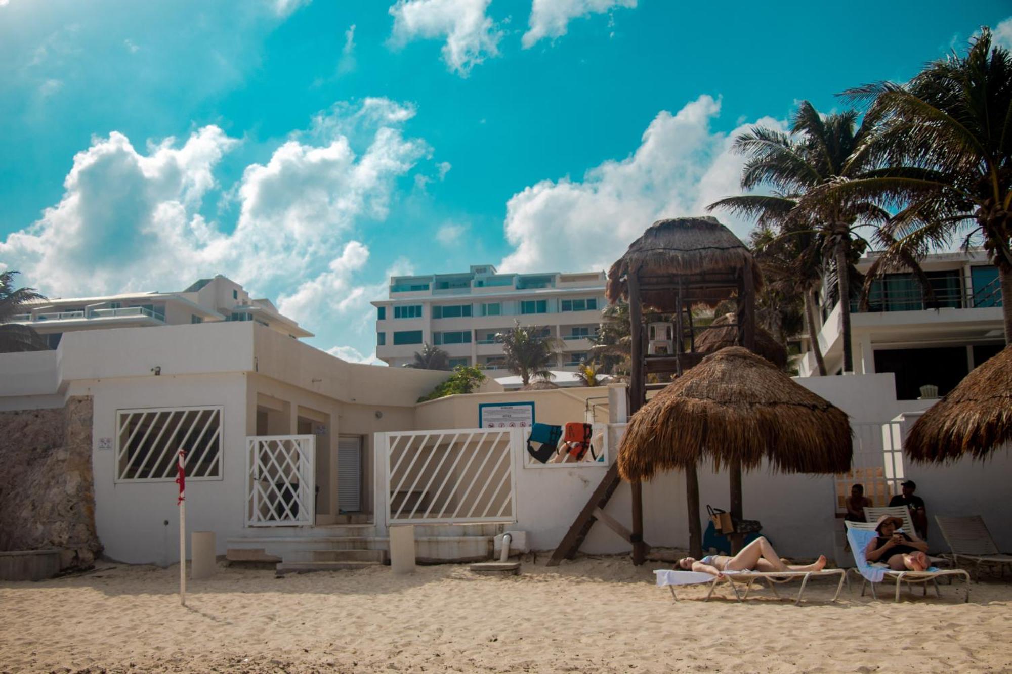 Beachfront Apartments Канкун Екстериор снимка