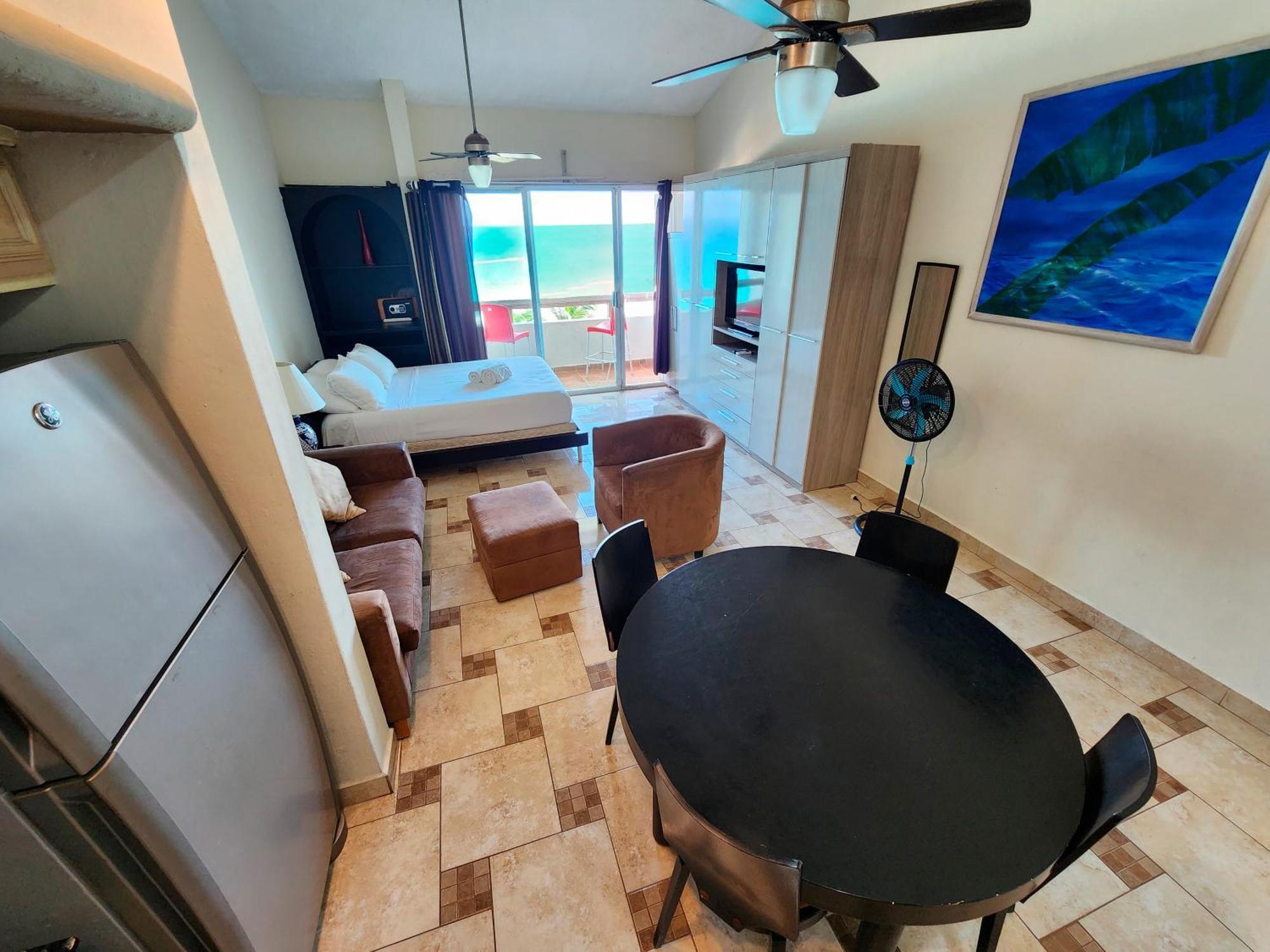 Beachfront Apartments Канкун Стая снимка