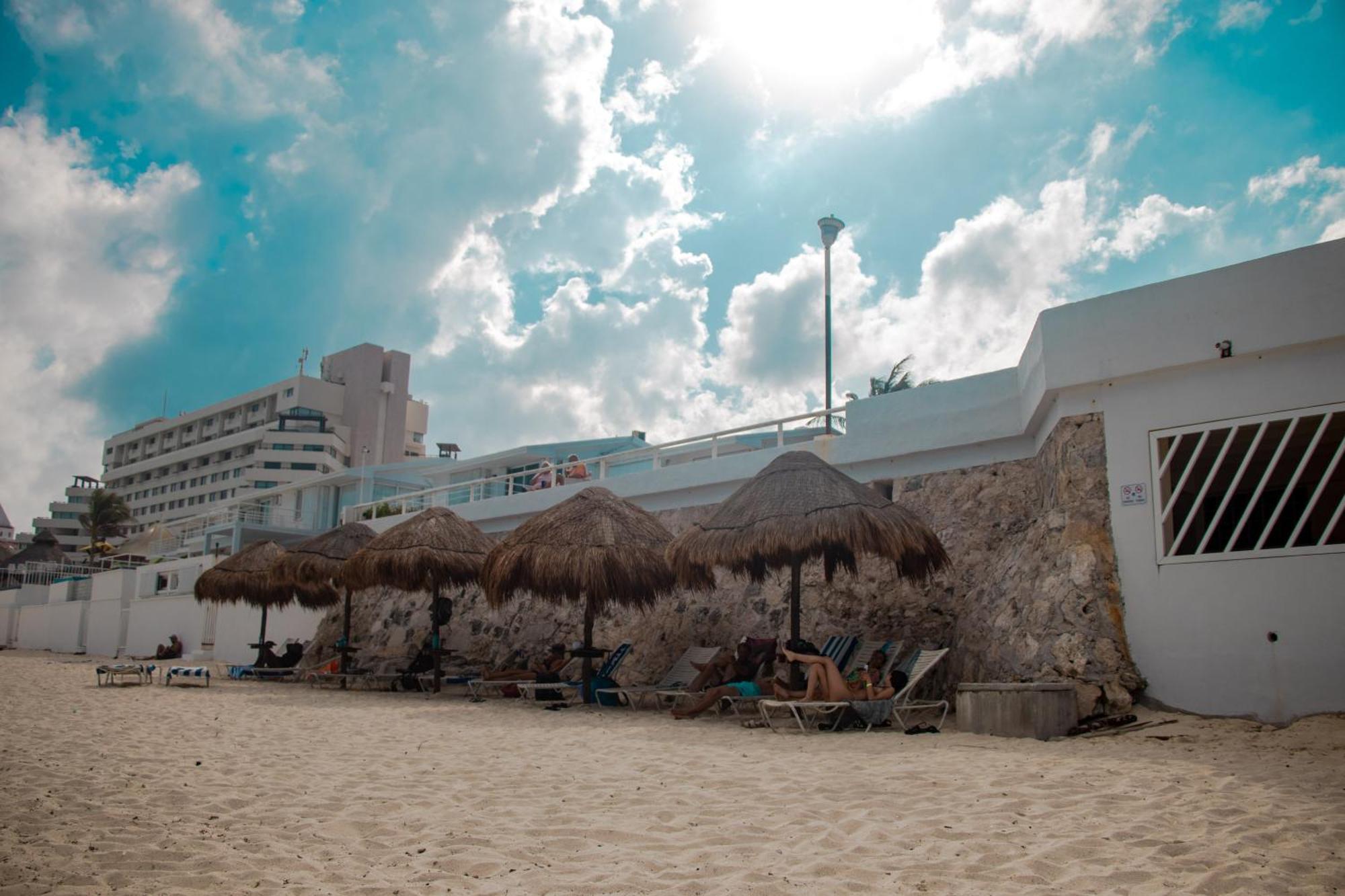 Beachfront Apartments Канкун Екстериор снимка
