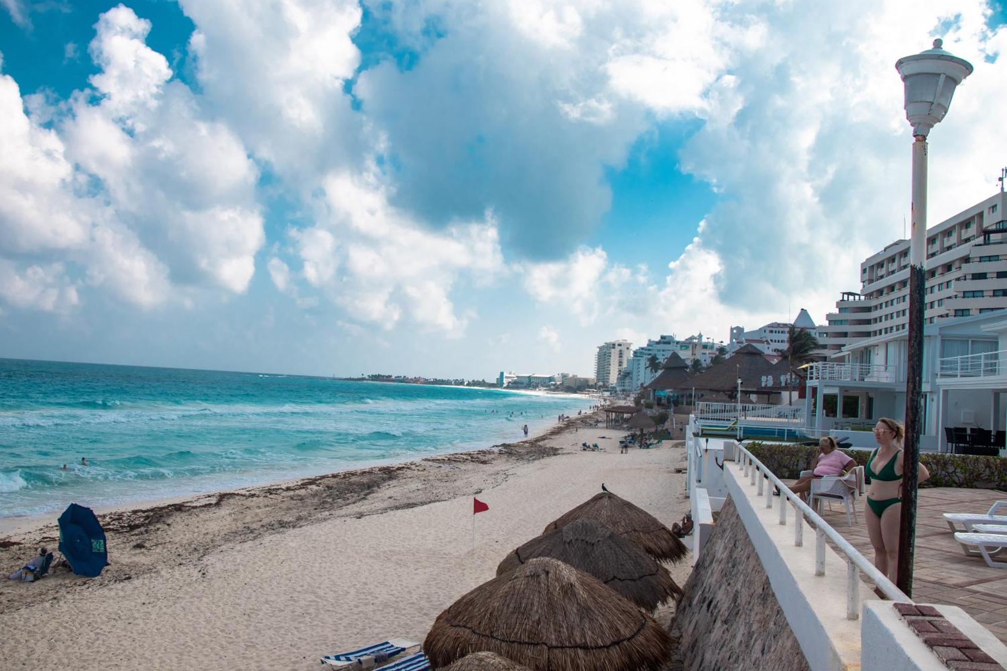 Beachfront Apartments Канкун Екстериор снимка