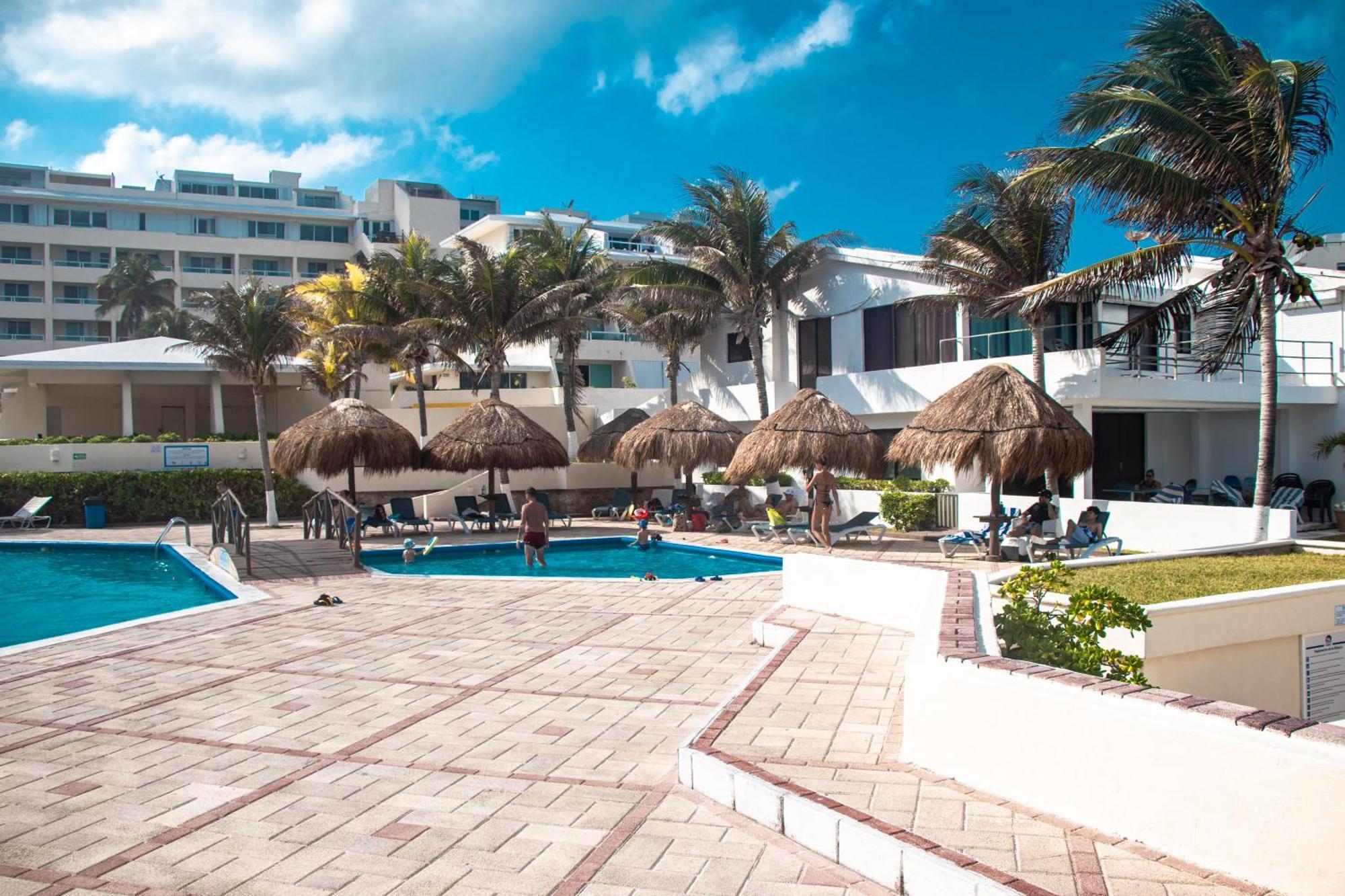 Beachfront Apartments Канкун Екстериор снимка