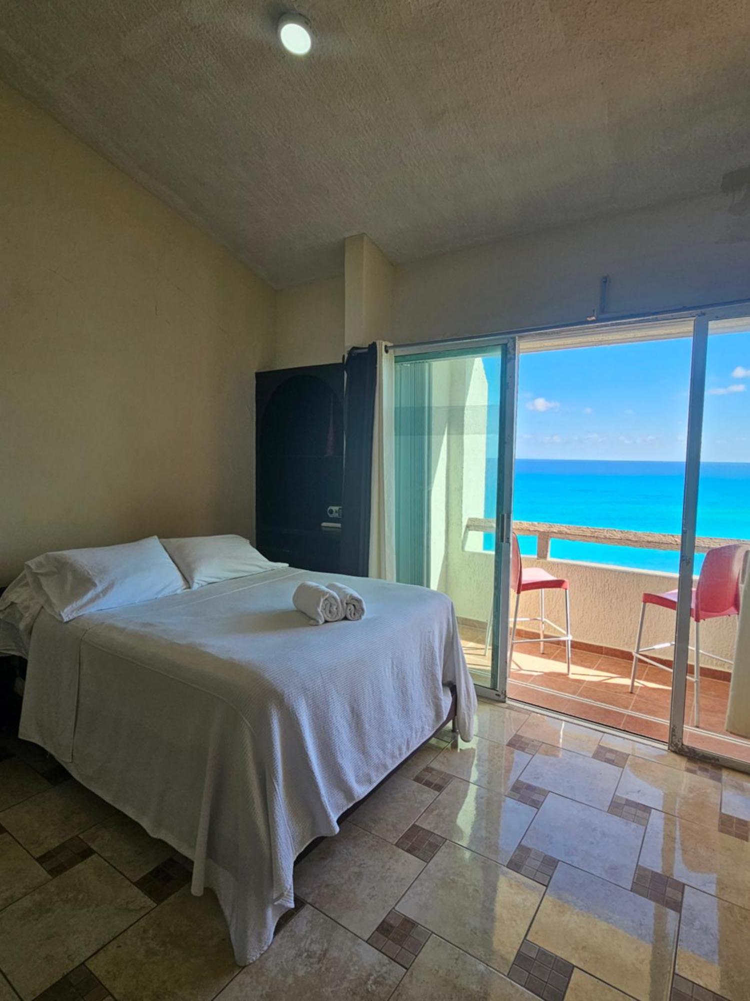 Beachfront Apartments Канкун Екстериор снимка